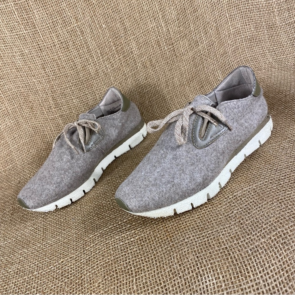 OTBT sneakers shoes tie-up tan felt leather women size 6 M